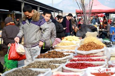 迎新春食品銷售紅火，佳節(jié)市場年味濃